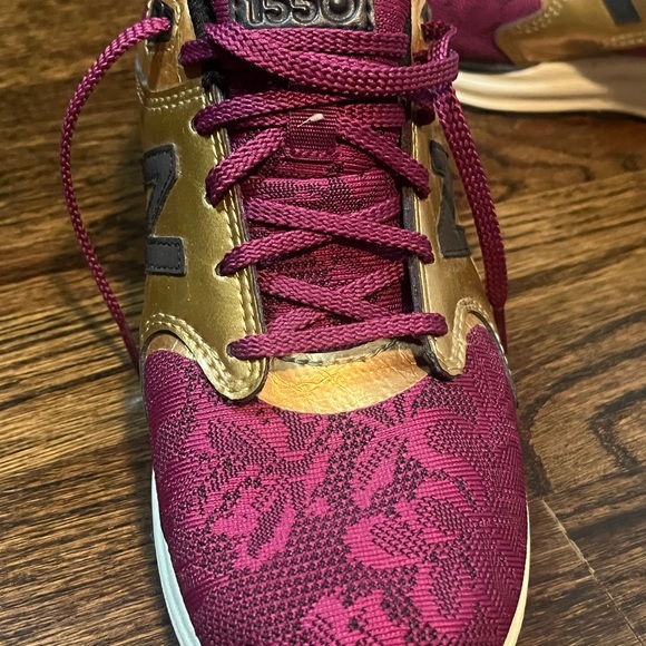 NEW BALANCE rev lite 1550 Lace Garnet and Gold like new lace up shoes - Picture 5 of 8